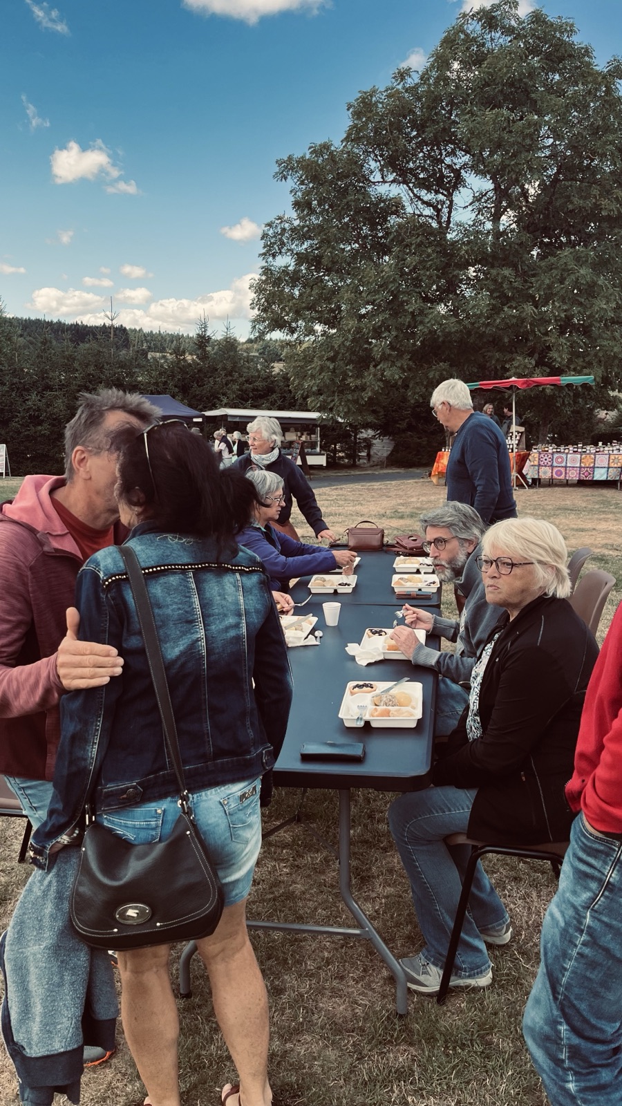 Ambiance conviviale entre les tentes