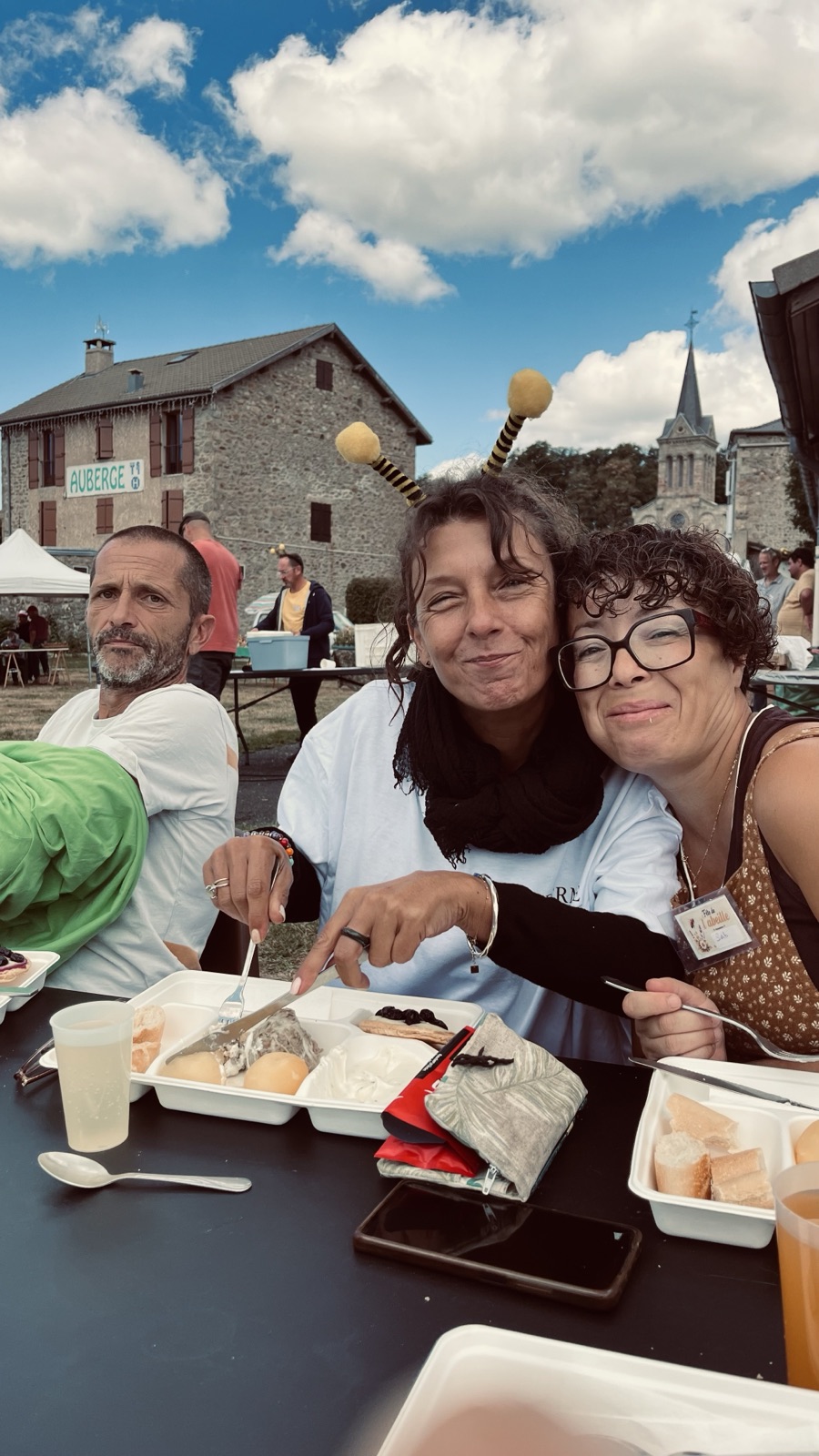 Convives attablés, ambiance chaleureuse