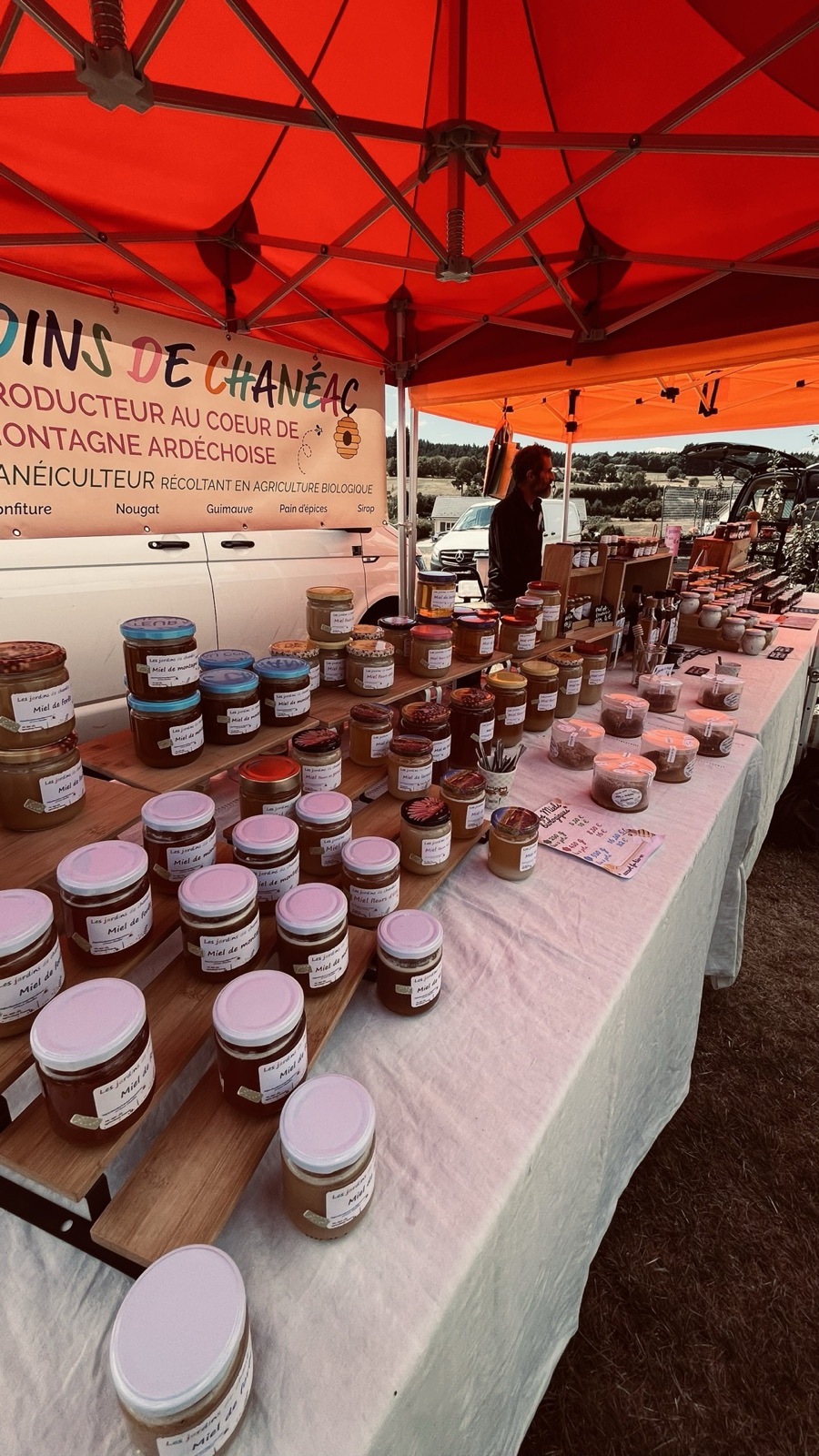 Pots de miel en vente sur un stand