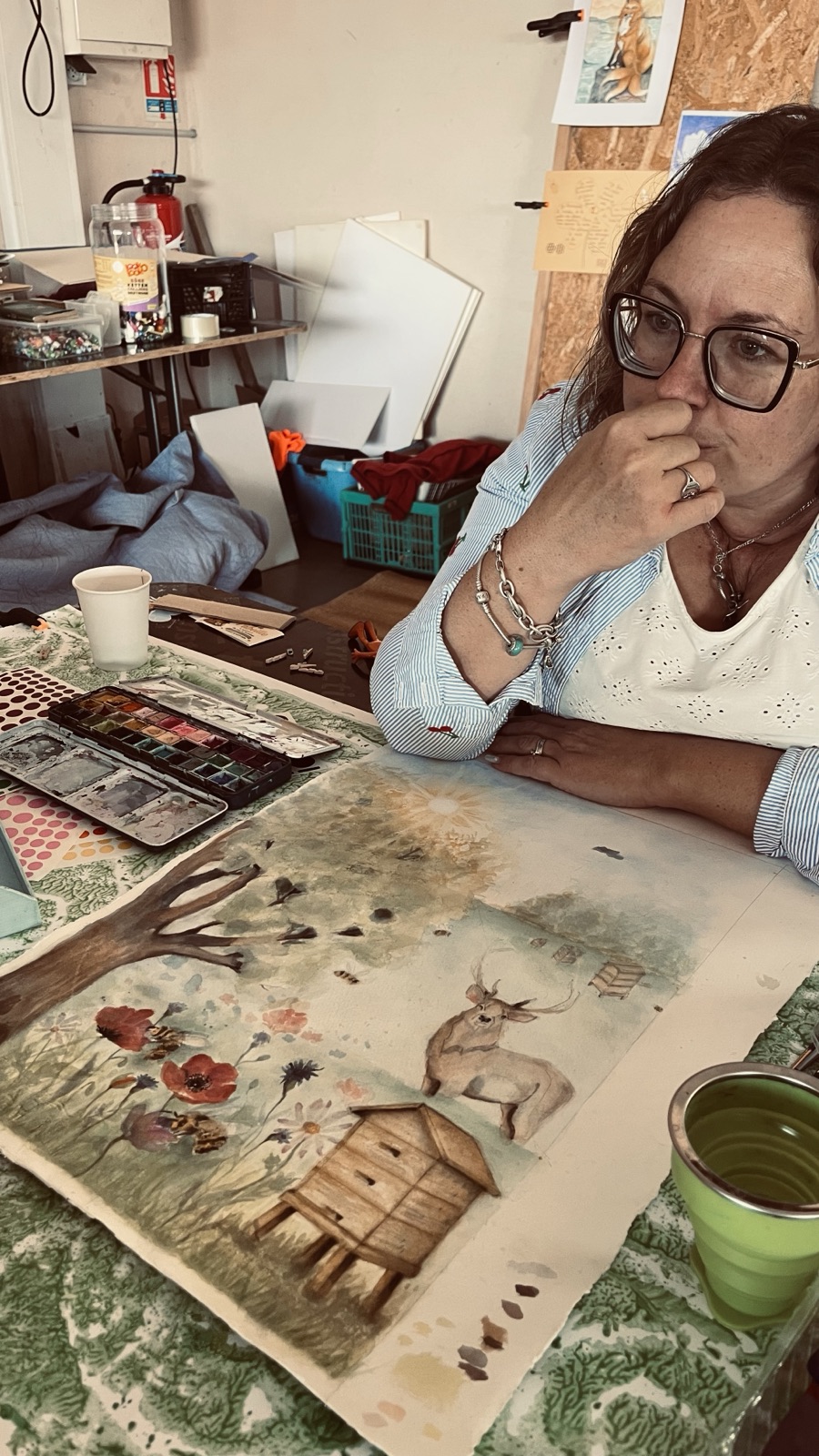 Participante concentrée sur son atelier