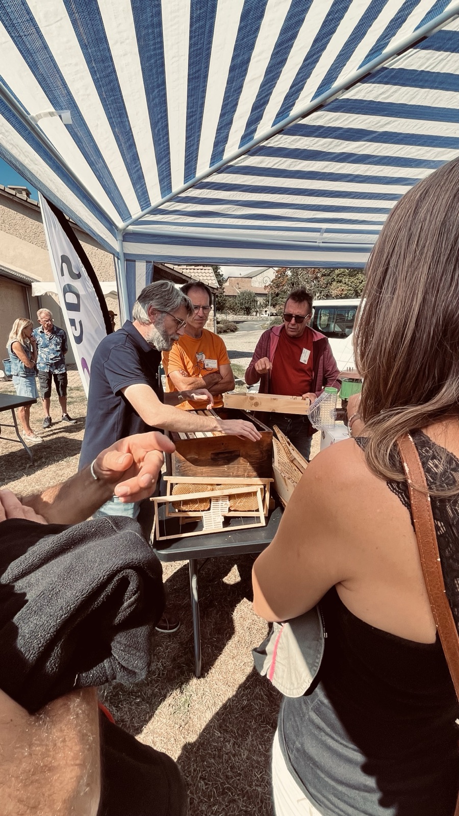 Échange de savoirs sur un stand