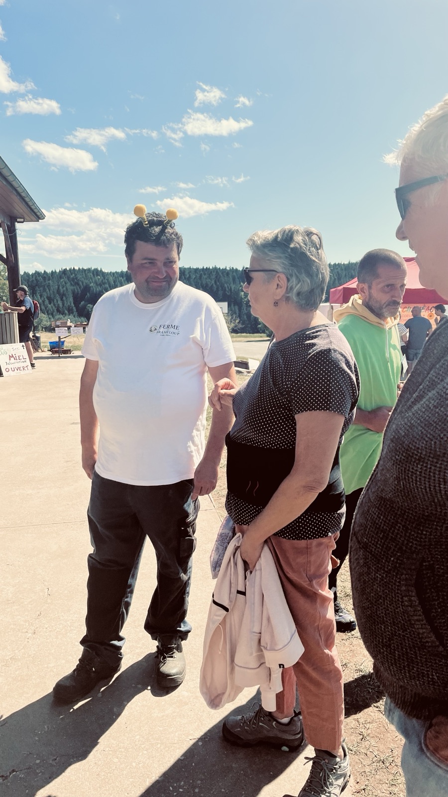 Intervenant échangeant avec le public